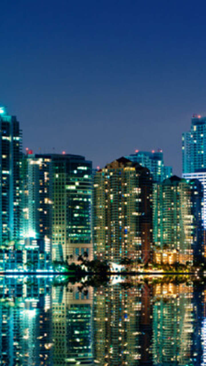 buildings-in-the-night-water-reflection-bdo
