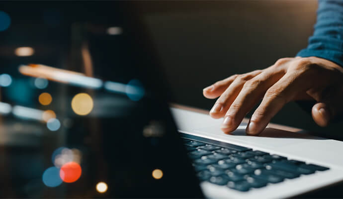 man-hand-on-laptop-touchpad-reflections-bdo