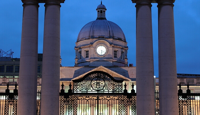 irish-governement-building-photo-taken-in-night-bdo