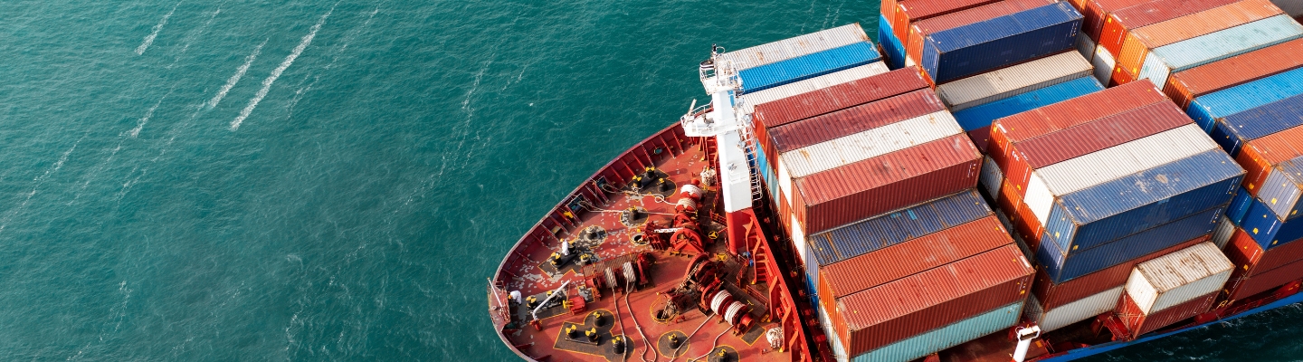 ship-in-ocean-transporting-customs-shipping-containers-